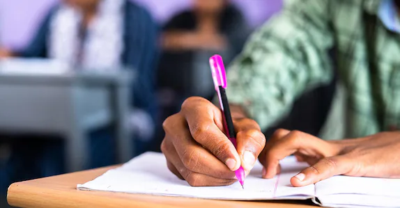 പിഎസ്സി പരീക്ഷയിൽ ഹൈടെക് കോപ്പിയടി, ഉദ്യോഗാർഥി ഇറങ്ങിയോടി; പിടികൂടി പൊലീസ്