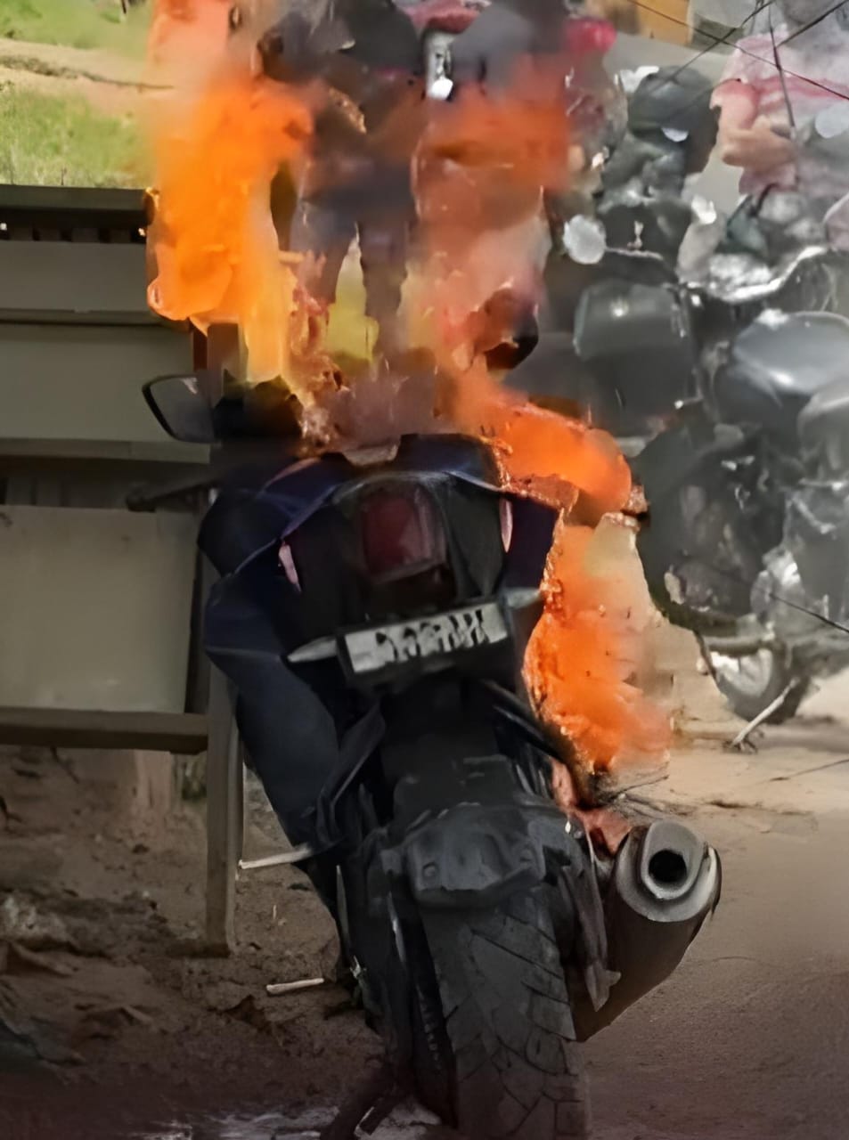 അമ്പലവയലിൽ ഓടുന്നതിനിടെ ബൈക്ക് കത്തിനശിച്ചു; യാത്രക്കാർ അത്ഭുതകരമായി രക്ഷപ്പെട്ടു