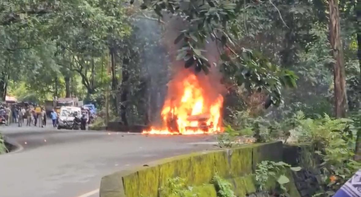 കാറിന് തീപിടിച്ചു: സംഭവം താമരശ്ശേരി ചുരത്തിൽ
