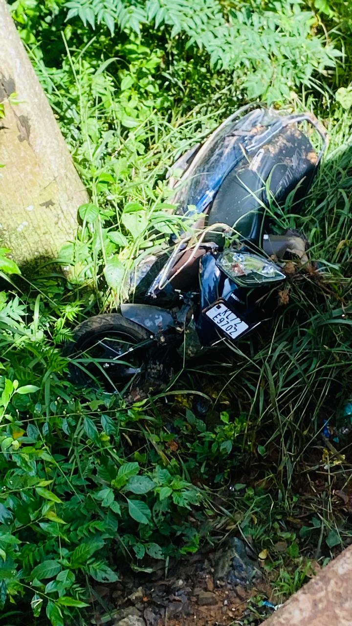 കാറും സ്കൂട്ടറും കൂട്ടിയിടിച്ച് യുവാവിന് പരിക്ക്