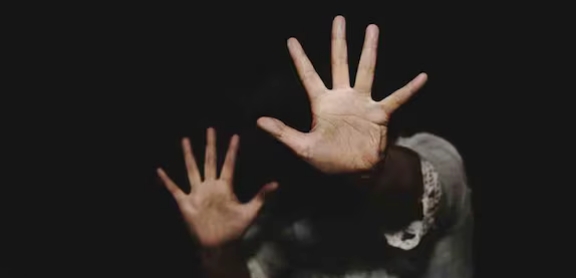 യുവതിയെ തീ കൊളുത്തി കൊല്ലാൻ ശ്രമം, ഓടി രക്ഷപ്പെട്ടു; ആത്മഹത്യക്ക് ശ്രമിച്ച് അറസ്റ്റിലായ അയൽവാസി