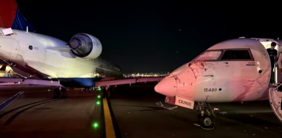 ലാൻഡ് ചെയ്യുന്ന വിമാനത്തിലേക്ക് മറ്റൊരു വിമാനം ഇടിച്ചുകയറി; വിമാനച്ചിറക് വേർപെട്ടു