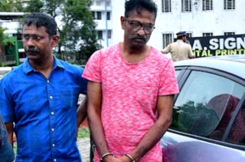 ‘ലോക്ക് കൊണ്ട് അമ്മയുടെ തലയ്ക്കടിച്ചു, കൈകൾ കൂട്ടിക്കെട്ടി മുറിയിലിട്ട് പൂട്ടി; ആ പെൻഡ്രൈവിൽ പല സ്ത്രീകൾക്കൊപ്പമുള്ള ഫോട്ടോ’