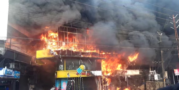 തളിപ്പറമ്പിൽ വൻ തീപിടിത്തം: 10 കടകൾ കത്തിയമർന്നു; തീ നിയന്ത്രിക്കാൻ ശ്രമം