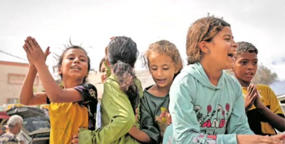 സമാധാനത്തിലേക്ക് ആദ്യ ചുവട്; ഗാസയിൽ വെടിനിർത്തൽ കരാർ നിലവിൽ വന്നു