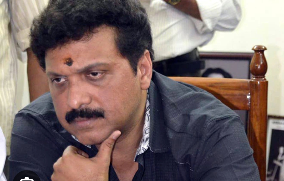 ഹോൺ അടിച്ച് വേദിക്ക് മുന്നിലൂടെ പാഞ്ഞ് സ്വകാര്യ ബസിന്റെ ‘ഷോ’, തത്സമയം നടപടിയുമായി മന്ത്രി ഗണേഷ് കുമാർ; പെർമിറ്റ് റദ്ദാക്കി