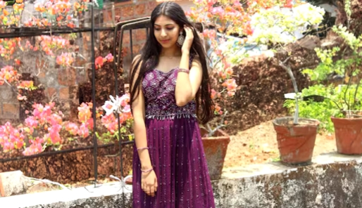 പെൺകുട്ടി കിടപ്പു മുറിയിൽ തൂങ്ങി; ആശുപത്രിയിലേക്ക് കൊണ്ടുപോകുമ്പോൾ കാർ അപകടത്തിൽ മരണം, അമ്മയ്ക്കും സഹോദരനും പരിക്ക്