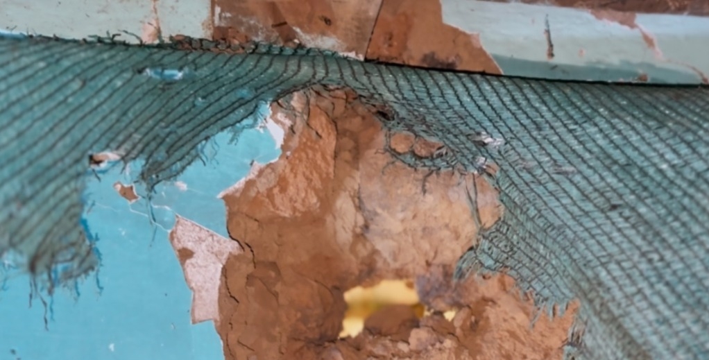 ഇടിമിന്നലേറ്റ് വീടിന് കേടുപാട് സംഭവിച്ചു