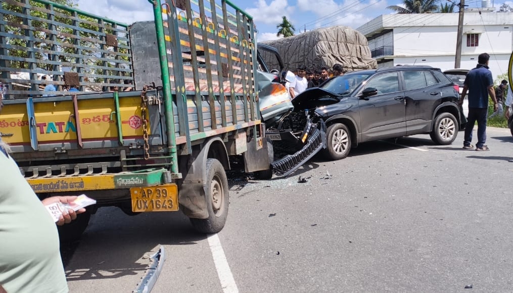 കാറും മിനി ലോറിയും കൂട്ടി ഇടിച്ച് 5 പേർക്ക് പരിക്ക്