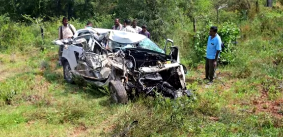 കർണാടകയിൽ മലയാളി കുടുംബം സഞ്ചരിച്ച കാർ ലോറിയില് ഇടിച്ച് അപകടം; രണ്ടുപേർക്ക് ദാരുണാന്ത്യം