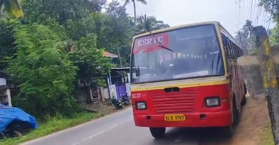 ബാഗിന്റെ വള്ളി ഡോറിൽ കുടുങ്ങി; കെഎസ്ആര്‍ടിസി ബസിന്റെ വാതില്‍ തുറന്ന് വിദ്യാർഥിനി വീണു, പരുക്ക്