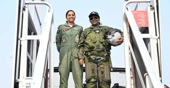 ഓപ്പറേഷൻ സിന്ദൂറിനിടെ ‘തടവിലായ’ ശിവാംഗി; റഫാലിൽ പറന്ന രാഷ്ട്രപതിക്കൊപ്പം ഫോട്ടോ, നാണംകെട്ട് പാക്കിസ്ഥാൻ