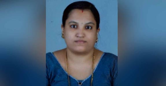 കുട്ടികളെ സ്കൂളിലേക്ക് അയച്ചശേഷം യുവതി തീകൊളുത്തി മരിച്ചു; പൊള്ളലേറ്റ നിലയിൽ കണ്ടെത്തിയത് വീട്ടുമുറ്റത്ത്