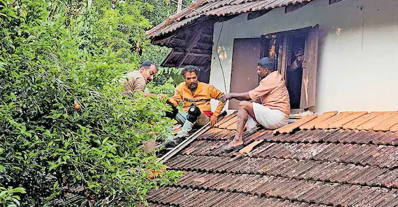 അച്ഛനെ വെട്ടി, യുവാവ് അറസ്റ്റിലായത് 5 മണിക്കൂർ നീണ്ട നാടകീയ രംഗങ്ങൾക്കൊടുവിൽ; വീട്ടിൽ കോഴിത്തല, ആഭിചാരം