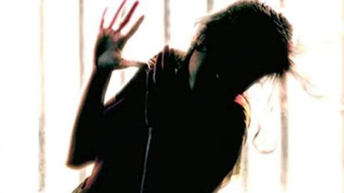 കുട്ടികള്‍ക്കൊപ്പം ഉറങ്ങിക്കിടന്ന ഭര്‍ത്താവിന് മേല്‍ തിളച്ച എണ്ണ ഒഴിച്ച് ഭാര്യ, പൊള്ളലില്‍ മുളകുപൊടിയും വിതറി