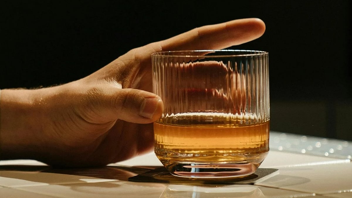 ‘വീടിനടുത്ത് മദ്യം വച്ചിട്ടുണ്ട്’; എടുത്തു കുടിച്ചത് കളനാശിനി! 50കാരൻ ഐസിയുവിൽ