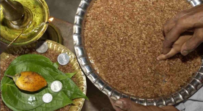 ഇന്ന് വിജയദശമി; ആദ്യാക്ഷരമെഴുതി അറിവിന്റെ ലോകത്തേക്ക് കുരുന്നുകള്‍