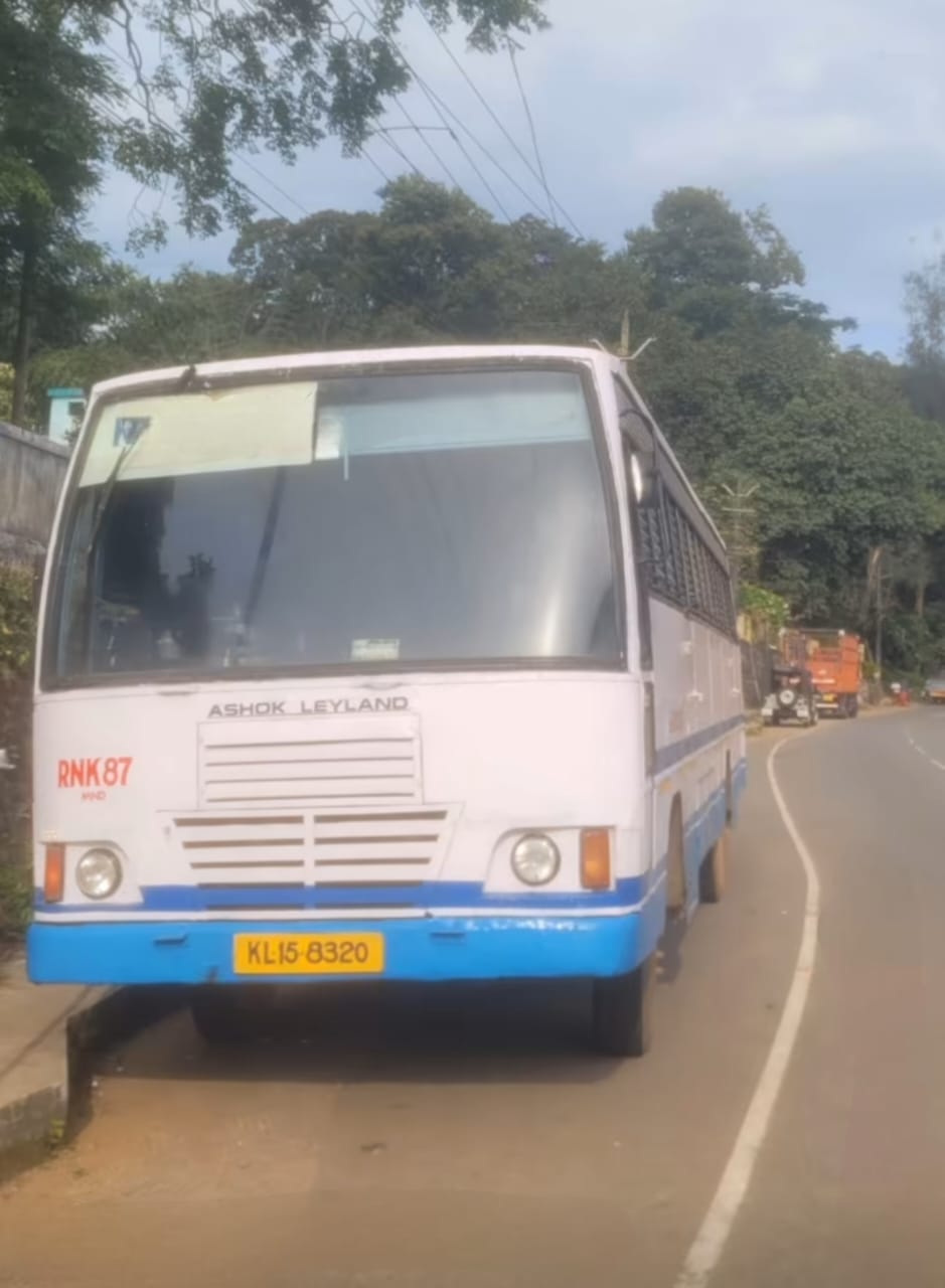 കെഎസ്ആർടിസി ബസ്സിടിച്ച് സൂചനാ ബോർഡ് തെറിച്ചു; കാൽനടയാത്രക്കാരന് ഗുരുതര പരിക്ക്