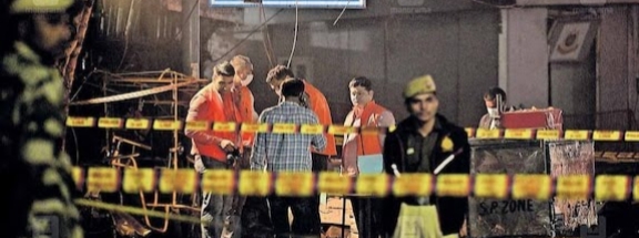 ചോരയിൽ കുതിർന്ന് ചെങ്കോട്ട; ചിതറിത്തെറിച്ച് ശരീരഭാഗങ്ങളും വസ്ത്രാവശിഷ്ടങ്ങളും, ഭയാനക ദൃശ്യങ്ങൾ