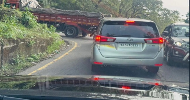 താമരശ്ശേരി ചുരം ഏഴാം വളവിൽ ലോറി കുടുങ്ങി: ഗതാഗത തടസം