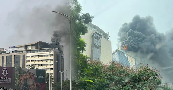 കോഴിക്കോട് ബേബി മെമ്മോറിയൽ ആശുപത്രിയിൽ തീപിടിത്തം; ആളുകളെ ഒഴിപ്പിച്ചു, തീ നിയന്ത്രണവിധേയം