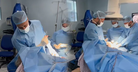 സർജറിക്കിടയിൽ പാട്ടു പാടി രോഗി, കൂടെപ്പാടി ഡോക്ടർ;വൈറൽ