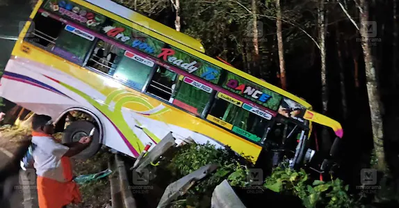 കുഴിയിലേക്ക് വീണു, വീണില്ല…!; ശബരിമല തീർഥാടക വാഹനം കൊടുംവളവിൽ അപകടത്തിൽപ്പെട്ടു