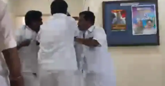 അടിയോടടി! ഷർട്ടിൽ പിടിച്ച് മൂക്കിലിടിച്ചു, ചവിട്ടി; സീറ്റ് വിഭജനത്തിന്റെ പേരിൽ ഏറ്റുമുട്ടി കോൺഗ്രസ് നേതാക്കൾ