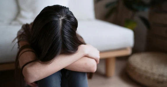 കടയിലെത്തിയ 10 വയസ്സുള്ള പെൺകുട്ടികളെ പീഡിപ്പിച്ചു; വയോധികനായ പ്രതിയെ കോടതിയിൽ എത്തിച്ചത് ആംബുലൻസിൽ