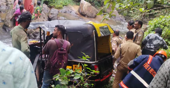 റോഡിൽ പാമ്പിനെ കണ്ട് ഓട്ടോ വെട്ടിച്ചു, 50 അടി താഴെയുള്ള തോട്ടിലേക്ക് മറിഞ്ഞ് അപകടം; മൂന്നാം ക്ലാസുകാരിക്ക് ദാരുണാന്ത്യം