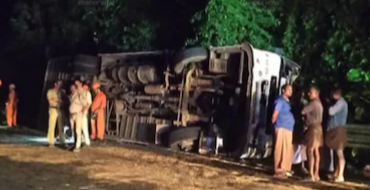 ടൂറിസ്റ്റ് ബസ് മറിഞ്ഞു; അപകടത്തിൽപ്പെട്ടത് വിനോദയാത്ര കഴിഞ്ഞ് മടങ്ങിയ സ്കൂൾ വിദ്യാർഥികൾ