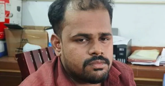 เดเตฝเดเตเดเดฟ เดตเดฟเดฆเตเดฏเดพเตผเดฅเดฟเดจเดฟเดฏเต เดฒเตเดเดเดฟเดเดฎเดพเดฏเดฟ เดเดชเดฆเตเดฐเดตเดฟเดเตเดเต; เดธเตเดเตเตพ เดฌเดธเต เดเตเดฒเตเดจเตผ เด
เดฑเดธเตเดฑเตเดฑเดฟเตฝ