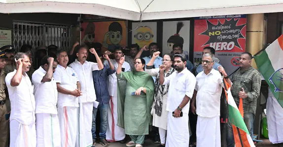 ഒൻപതു വയസുകാരിയോട് ലൈംഗികാതിക്രമം; 17കാരനെ പിടികൂടിയ പിതാവിനെതിരെ കേസ്, സ്റ്റേഷൻ ഉപരോധിച്ച് കോൺഗ്രസ്