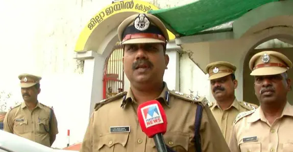 പരോൾ നൽകാൻ കൈക്കൂലി വാങ്ങി; ഭാര്യയുടെ അക്കൗണ്ടിലേക്കും പണമെത്തി; ജയിൽ ഡിഐജി വിനോദ് കുമാറിന് സസ്പെൻഷൻ