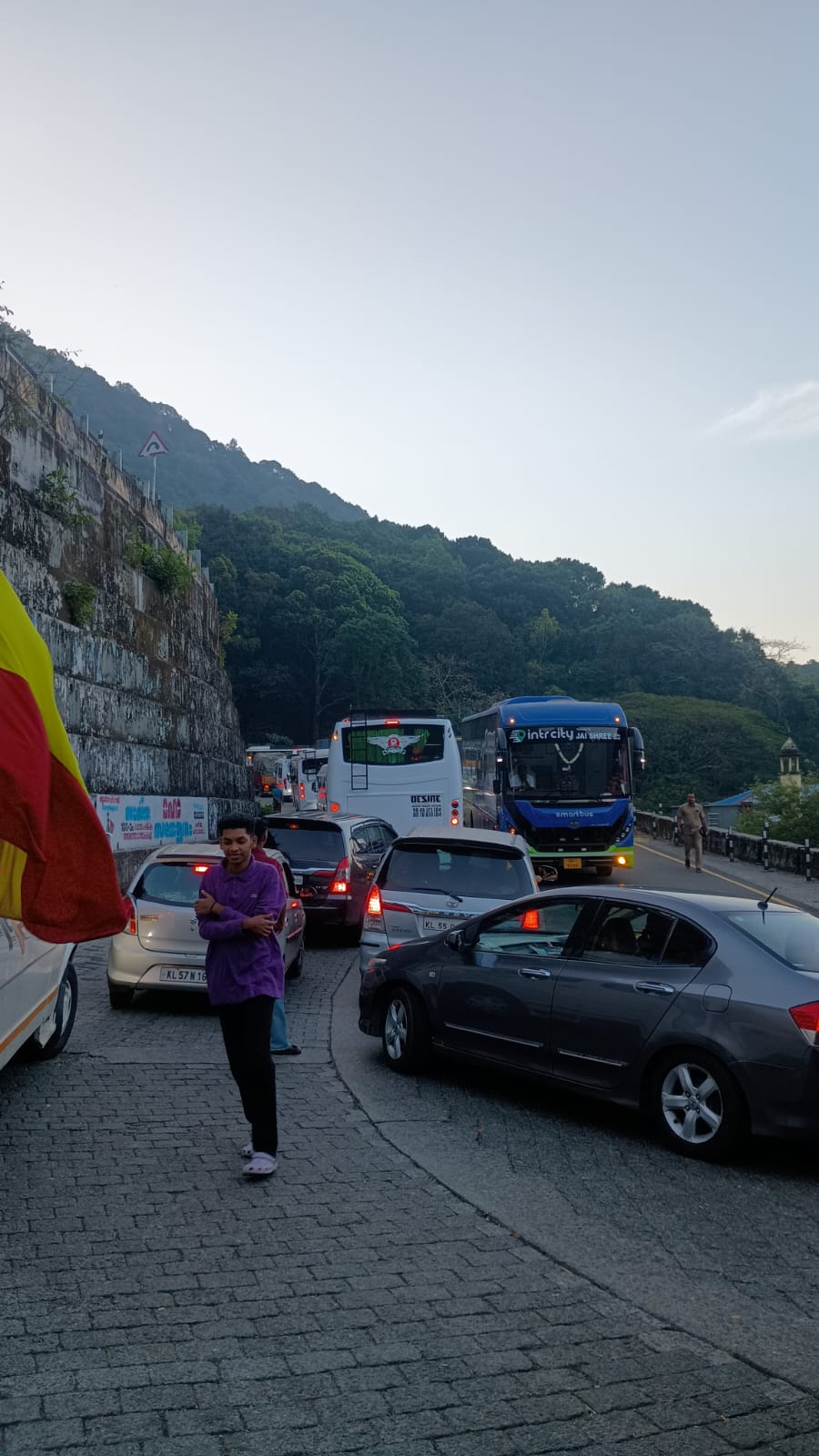 താമരശ്ശേരി ചുരത്തിൽ ലോറി കുടുങ്ങി