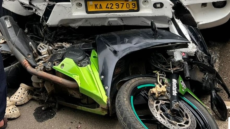 കാര്യമ്പാടിയിൽ ട്രാവലറും ബൈക്കും കൂട്ടിയിടിച്ചു; ബൈക്ക് യാത്രികന് പരിക്ക്