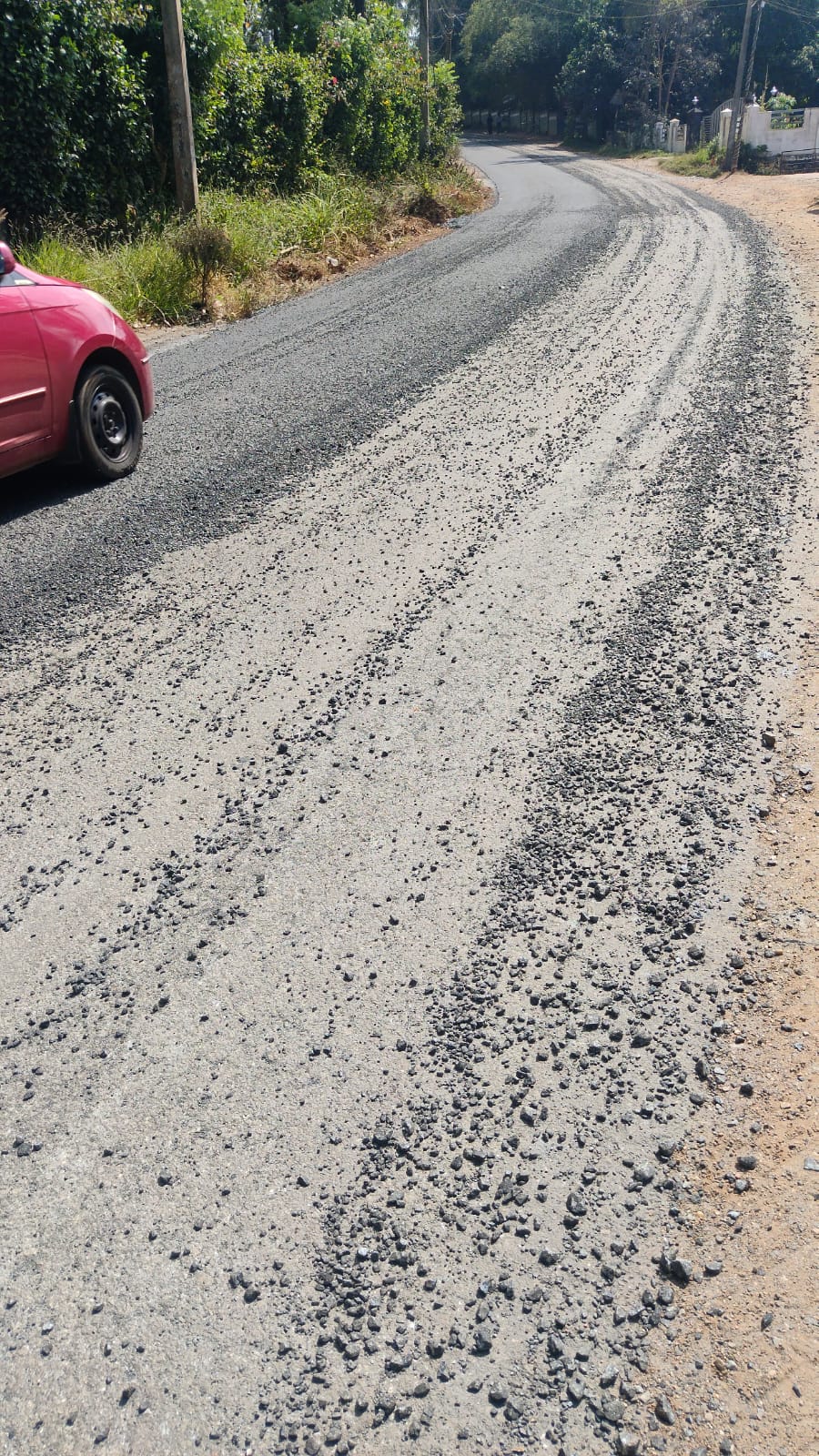 ബത്തേരി – പുൽപ്പള്ളി റോഡിൽ ‘അഴിമതി ടാറിങ്’: പണി തീർന്നതിന് പിന്നാലെ റോഡ് ഇളകി മാറുന്നു; പ്രതിഷേധം ശക്തം