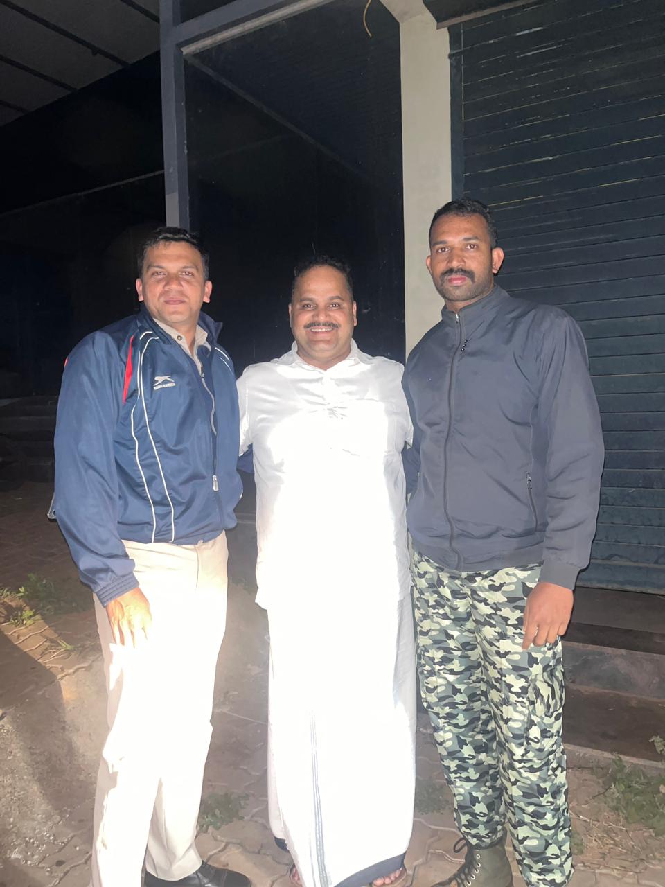 അർദ്ധരാത്രി റോഡിൽ തനിച്ചായ കുടുംബത്തിന് സഹായമായി പോലീസ്