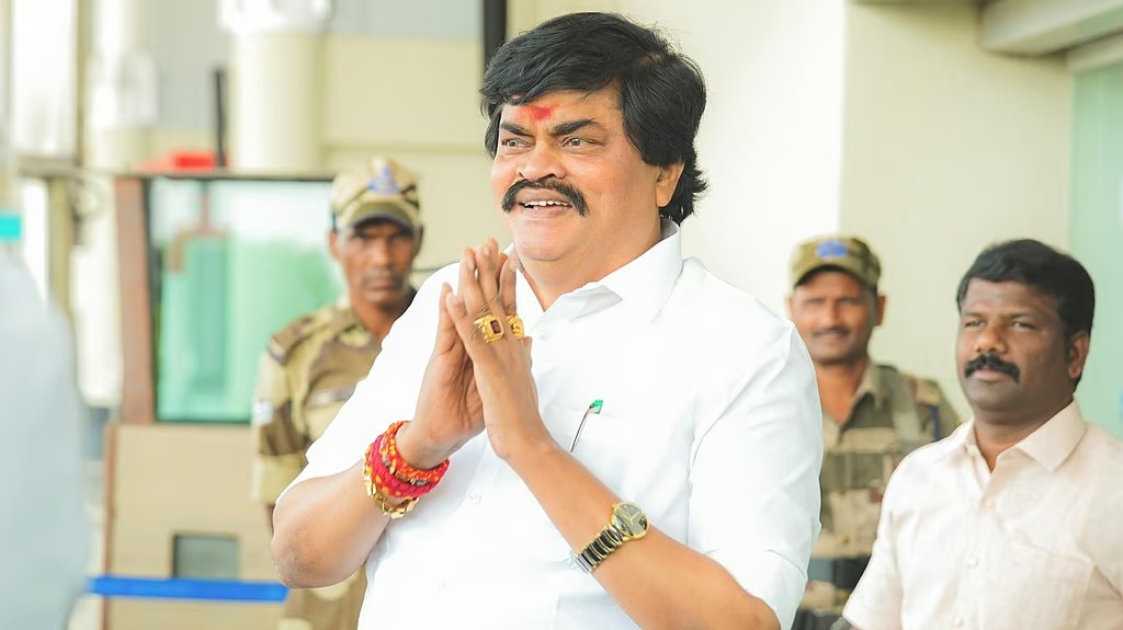 ‘കമിതാക്കള്ക്ക് ബസ്സുകളില് സൗജന്യ യാത്ര; മെയ് അഞ്ചിന് എടപ്പാടി പളനി സ്വാമി മുഖ്യമന്ത്രിയായി സത്യപ്രതിജ്ഞ ചെയ്യും’