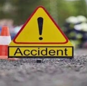 സീബ്രാലൈനിലൂടെ റോഡ് മുറിച്ച് കടക്കുകയായിരുന്ന വിദ്യാര്‍ഥിനികളെ ലോറി ഇടിച്ചു തെറിപ്പിച്ചു