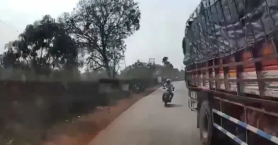 เดฒเตเดฑเดฟเดฏเต เดฎเดฑเดฟเดเดเดเตเดเดพเตป เดถเตเดฐเดฎเดฟเดเตเดเตเดจเตเดจเดคเดฟเดจเดฟเดเต เดฌเดธเดฟเตฝ เดเดเดฟเดเตเดเต; เดฌเตเดเตเดเต เดฏเดพเดคเตเดฐเดเตเดเดพเดฐเดจเต เดฆเดพเดฐเตเดฃเดพเดจเตเดคเตเดฏเด