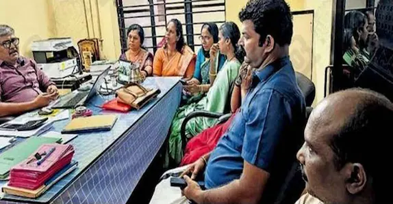 ബിജെപി ഭരിക്കുന്ന പഞ്ചായത്തിലെ വാഹനത്തിൽ കാവിഹാരം; 3 മണിക്കൂർ സമരം ചെയ്ത് മാറ്റിച്ച് ഇടത് അംഗങ്ങൾ