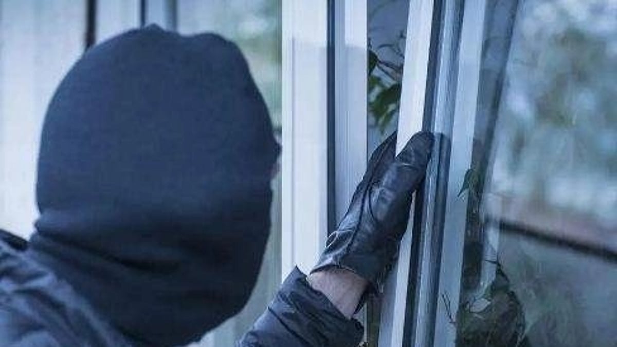 പലചരക്ക് കട കുത്തിത്തുറന്ന് കള്ളൻ അടിച്ചു മാറ്റി; സിഗരറ്റ്, വെളിച്ചെണ്ണ, 35,000 രൂപ…;അന്വേഷണം