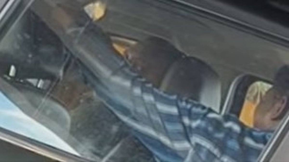 സ്റ്റേഷന് മുന്നിലെ വാഹനത്തിലിരുന്ന് പൊലീസുകാരുടെ പരസ്യ മദ്യപാനം; വിഡിയോ വൈറല്‍; അന്വേഷണം