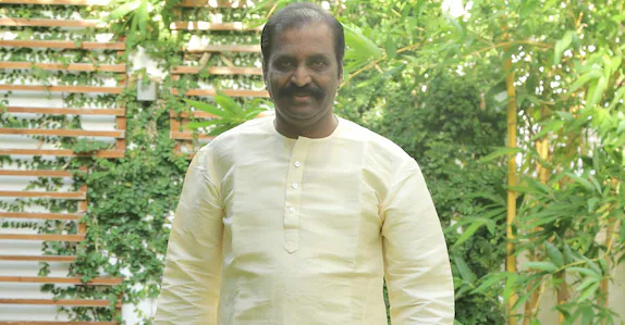 വൈരമുത്തുവിന് നേരെ ചെരിപ്പെറിഞ്ഞു, സംഘർഷം; യുവതി പിടിയിൽ