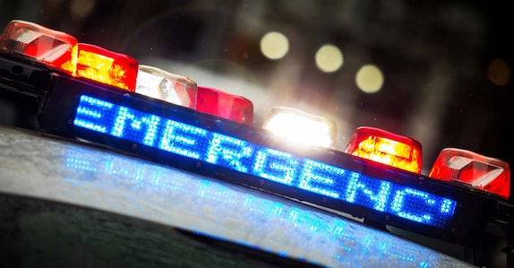 റോഡ് ടാർ ചെയ്തില്ല, മൃതദേഹം പാതിവഴിയിൽ ഉപേക്ഷിച്ച് ആംബുലൻസ് ഡ്രൈവർ; തുണിയിൽ കെട്ടി ചുമന്ന് ബന്ധുക്കൾ