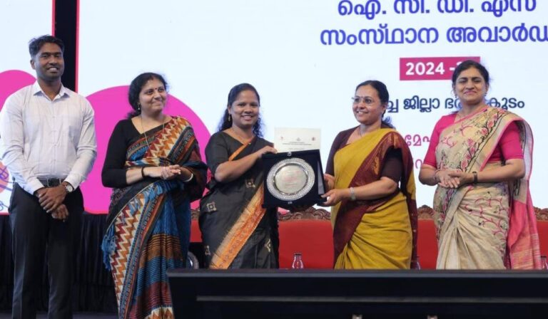 സംസ്ഥാനത്തെ മികച്ച ജില്ലാ കലക്ടര്‍ക്കുള്ള പുരസ്‌കാരം ജില്ലാ കലക്ടര്‍ ഡി. ആര്‍ മേഘശ്രീ ഏറ്റുവാങ്ങി