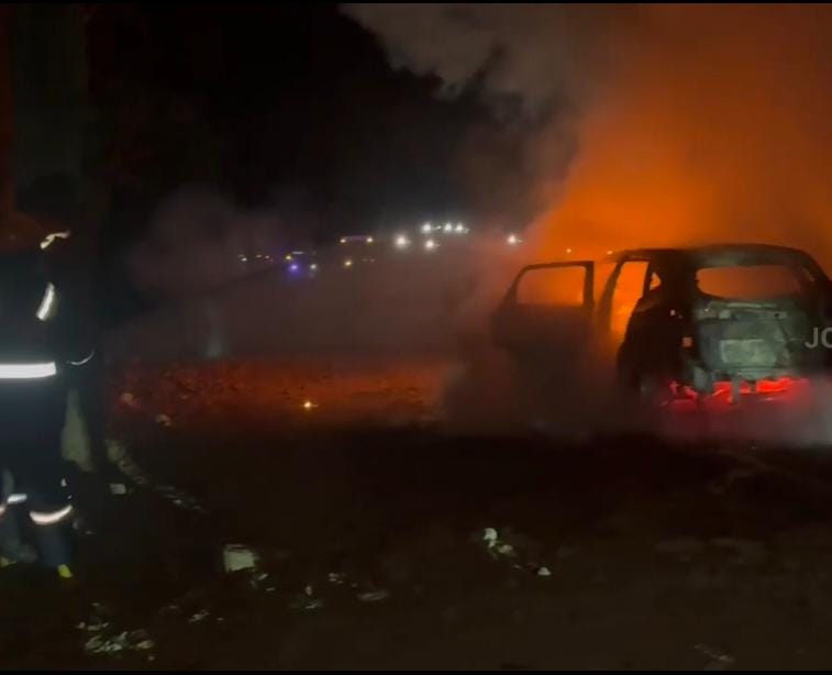 ഓടിക്കൊണ്ടിരുന്ന കാറിന് തീപിടിച്ചു; യാത്രക്കാർ അത്ഭുതകരമായി രക്ഷപ്പെട്ടു