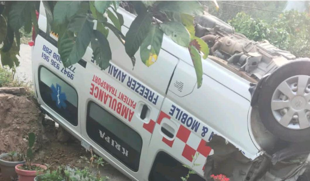 മീനങ്ങാടിയിൽ ആംബുലൻസ്*  *നിയന്ത്രണം വിട്ട് മറിഞ്ഞു:നാല് പേർക്ക്  പരിക്ക്