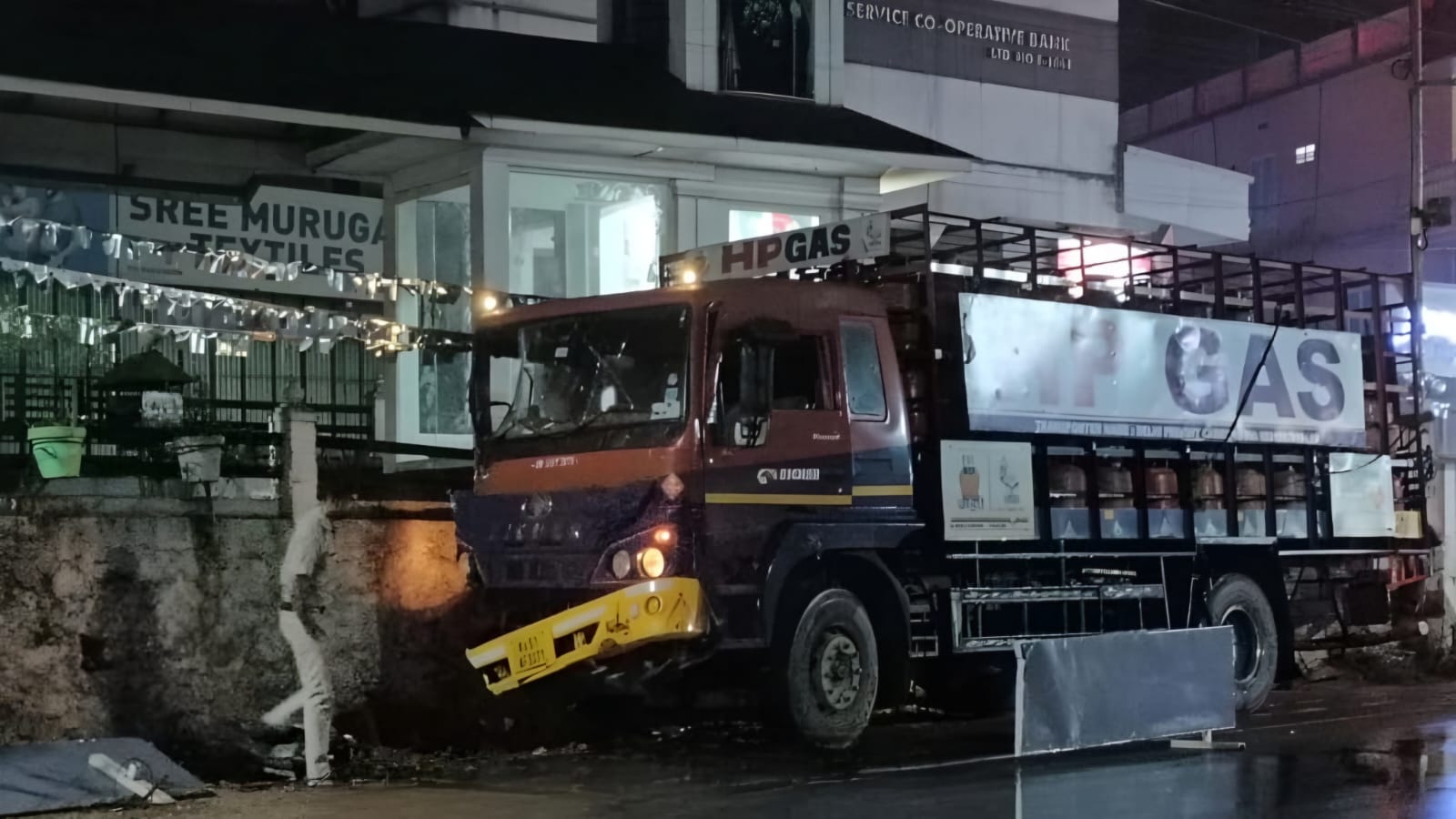 നിയന്ത്രണം വിട്ട ഗ്യാസ് ലോറി മതിലിലിടിച്ചു; ഒഴിവായത് വൻ ദുരന്തം